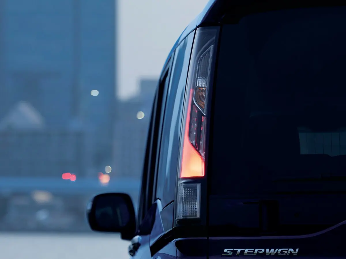 Honda Stepwgn V Рестайлинг Минивэн Spada — фото 12