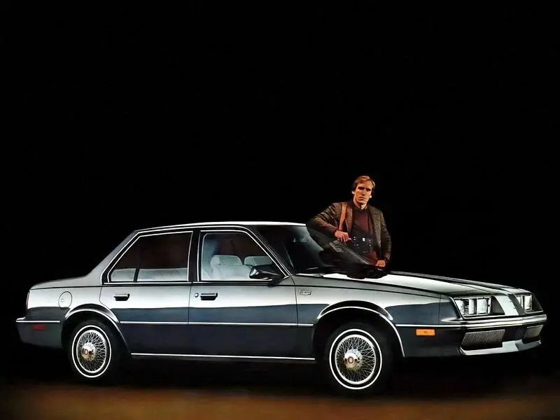 Oldsmobile Firenza I Седан — 照片 2