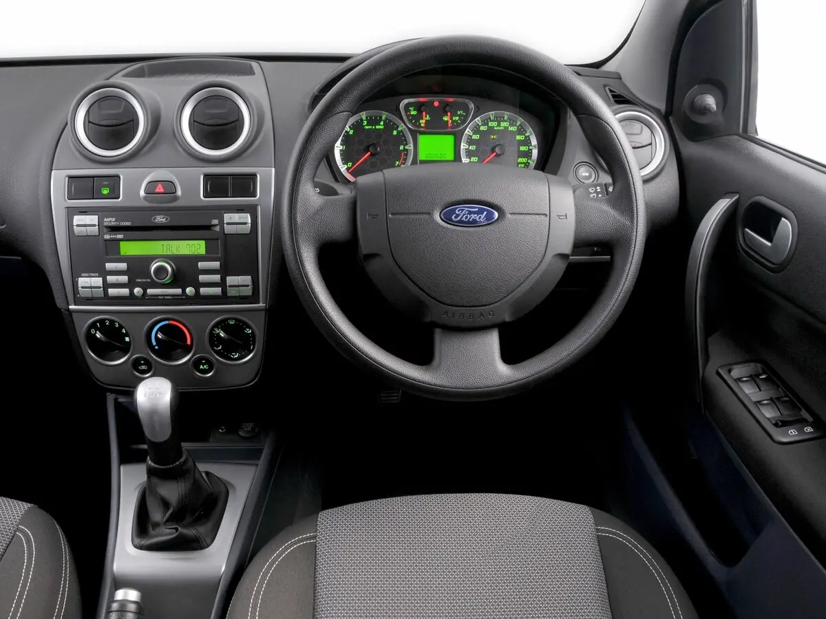 Ford Ikon II Седан — 照片 6
