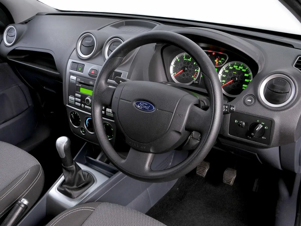 Ford Ikon II Седан — 照片 8