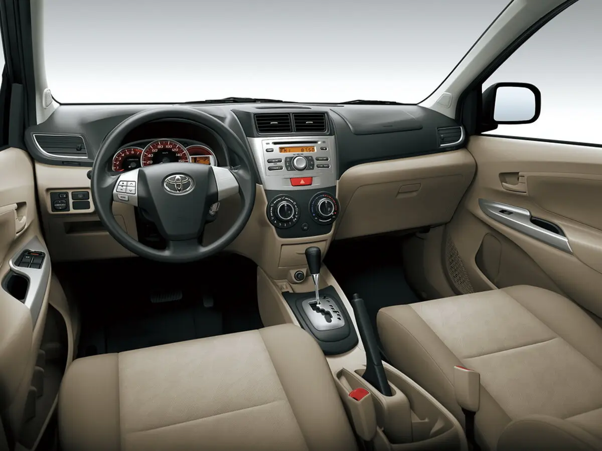 Toyota Avanza II Минивэн — фото 6