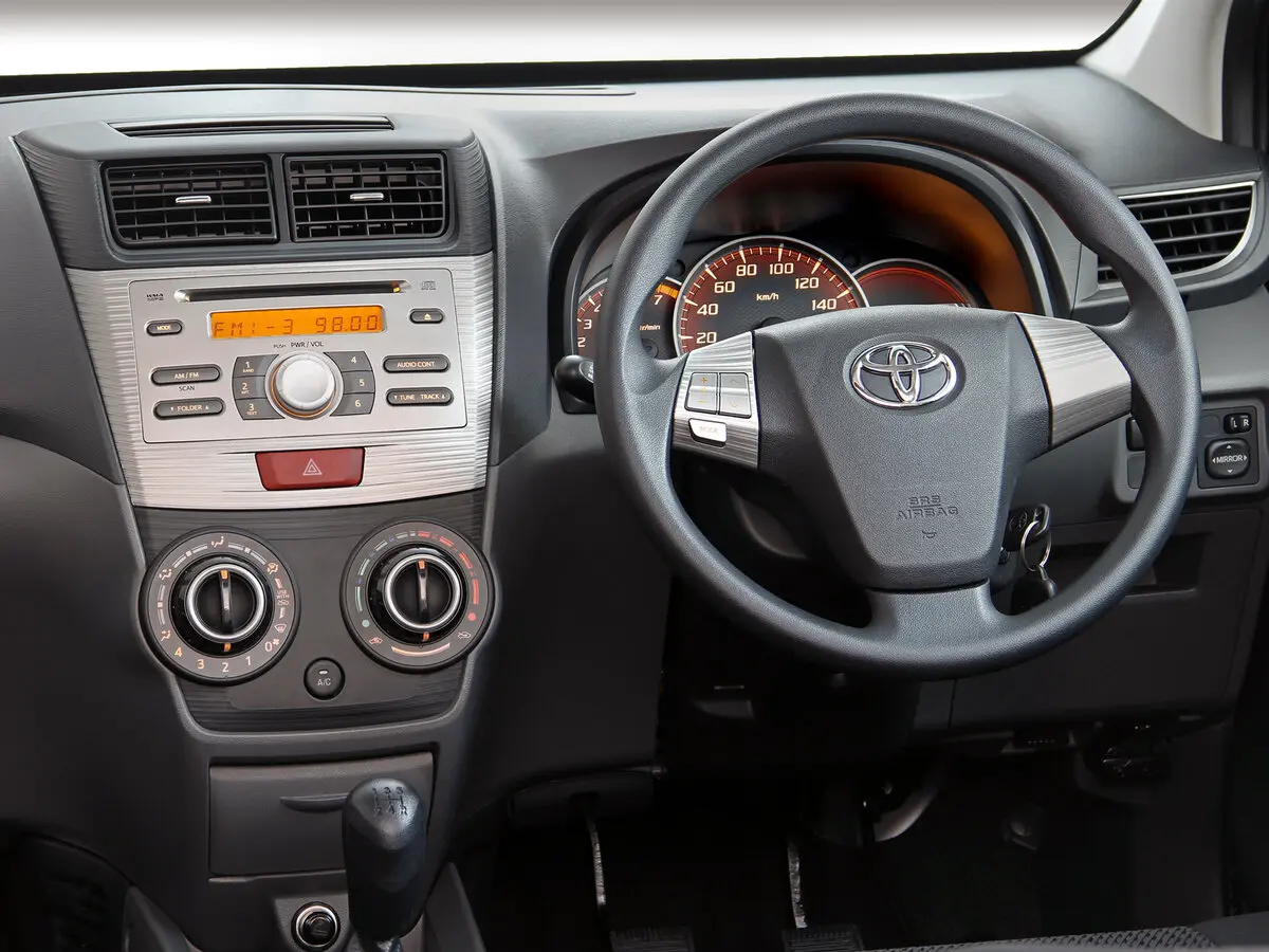 Toyota Avanza II Минивэн — фото 7