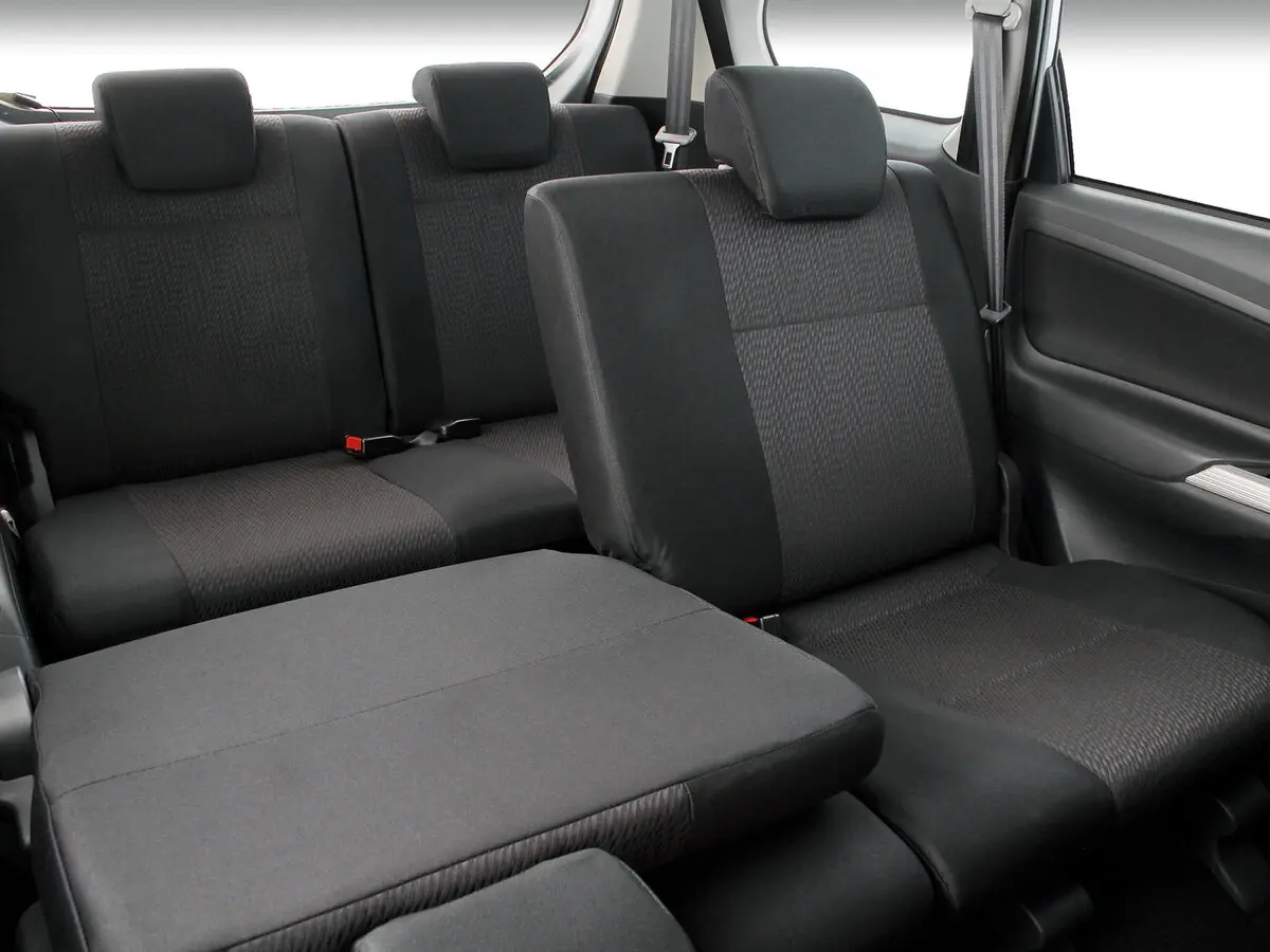 Toyota Avanza II Минивэн — фото 10