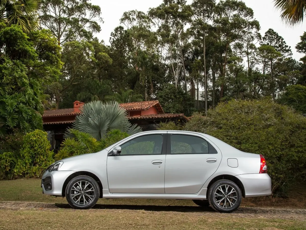 Toyota Etios I Рестайлинг Седан — фото 2