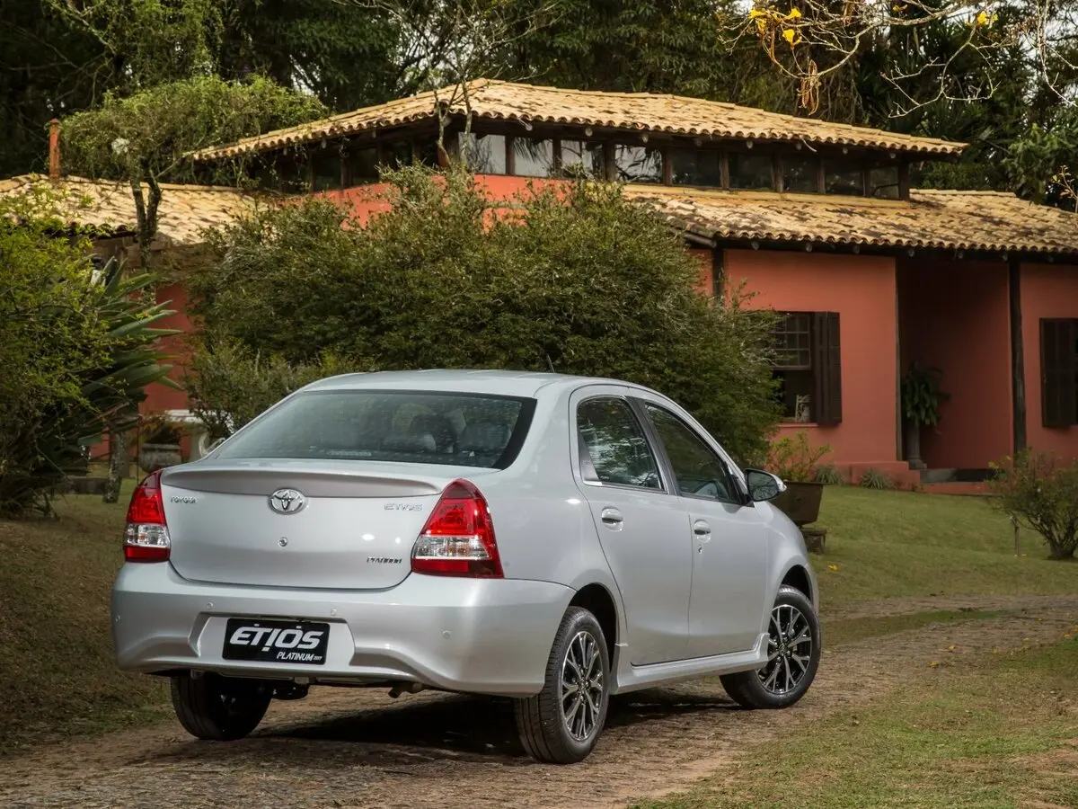 Toyota Etios I Рестайлинг Седан — фото 3
