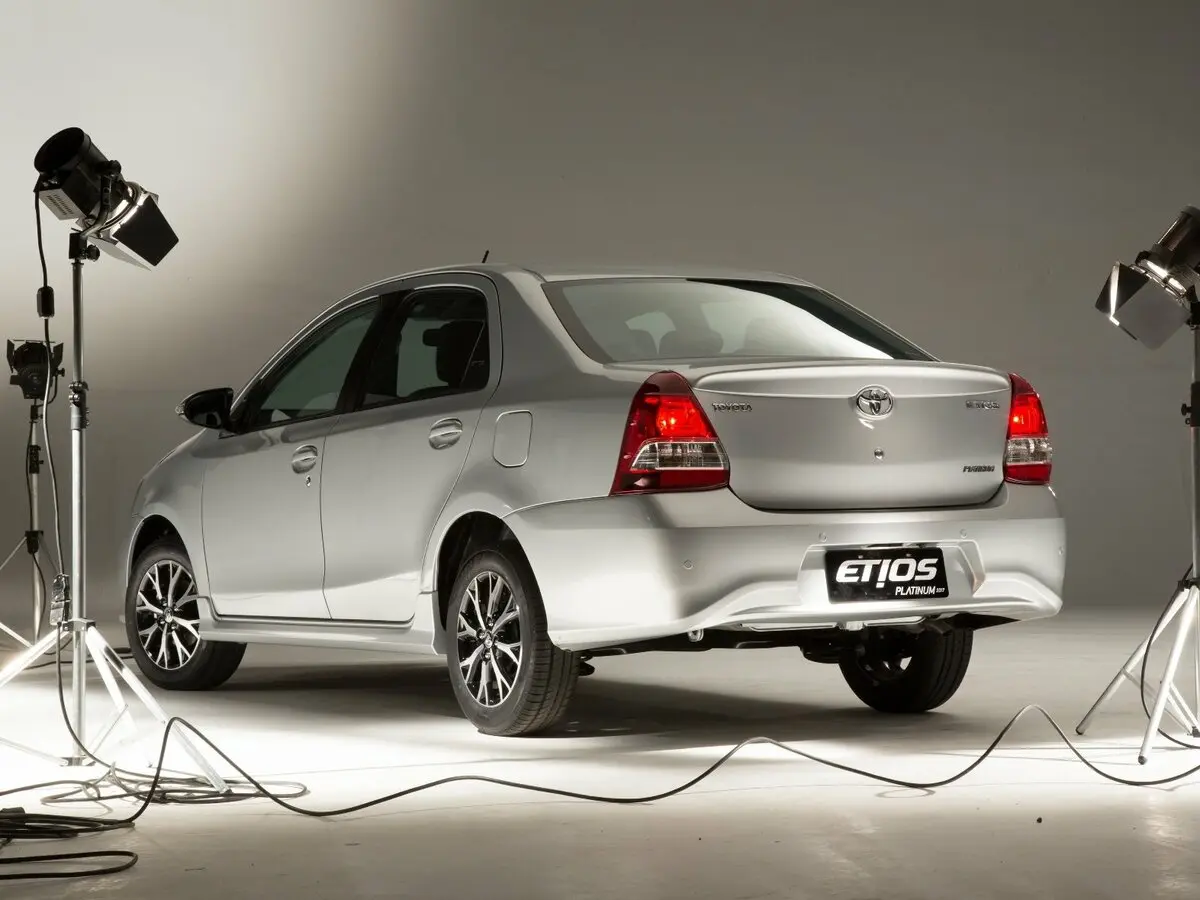 Toyota Etios I Рестайлинг Седан — фото 4