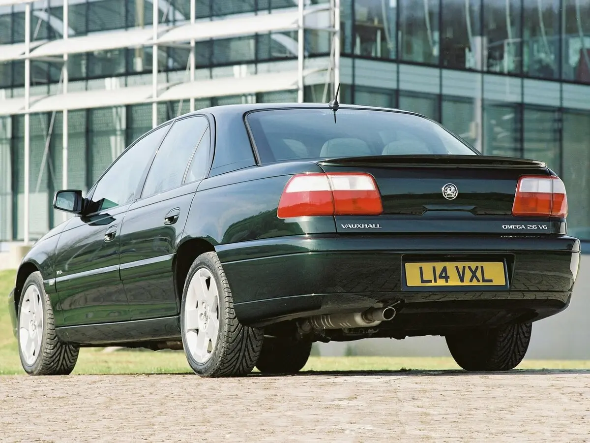 Vauxhall Omega B Рестайлинг Седан — photo 4