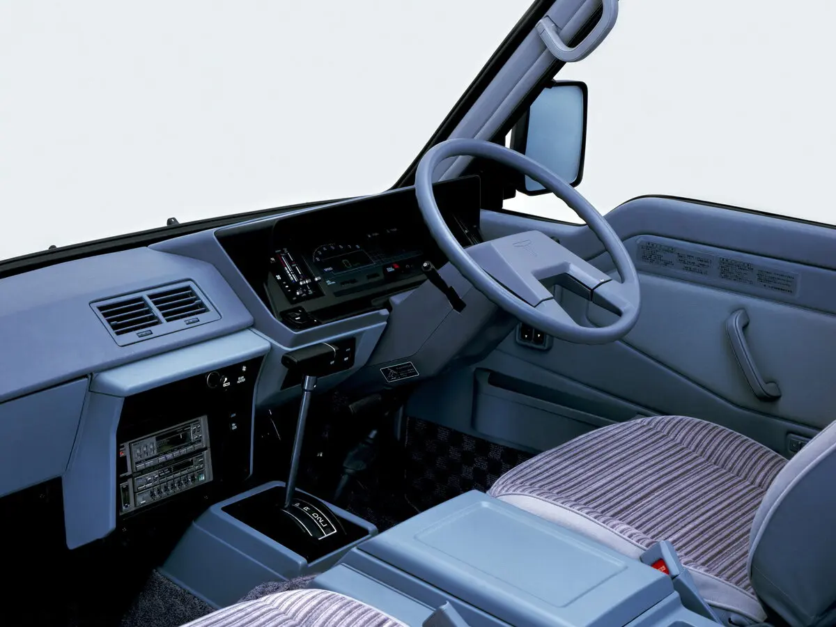 Toyota HiAce H50 H60 H70 Минивэн — сүрөт 4