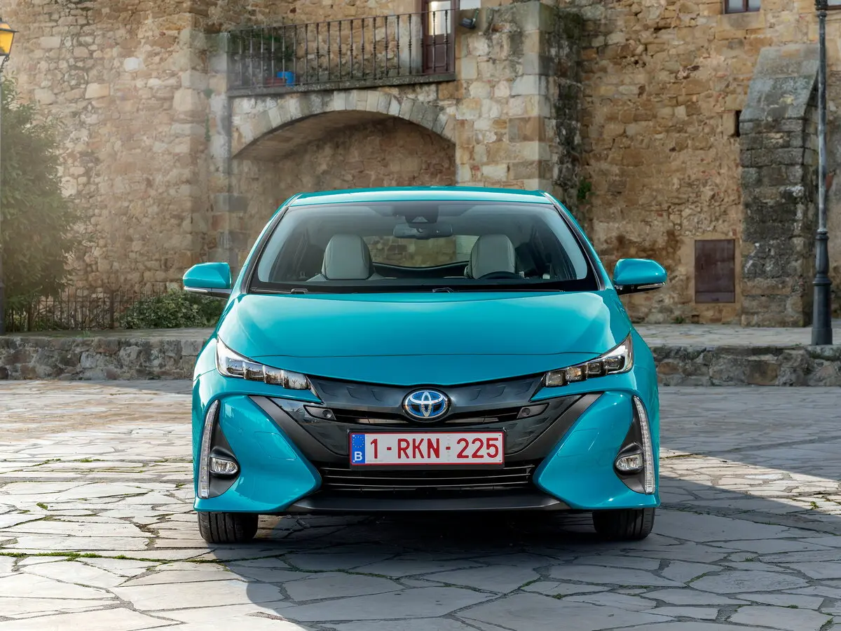 Toyota Prius IV (XW50) Лифтбек PHV ZVW52 — фото 3