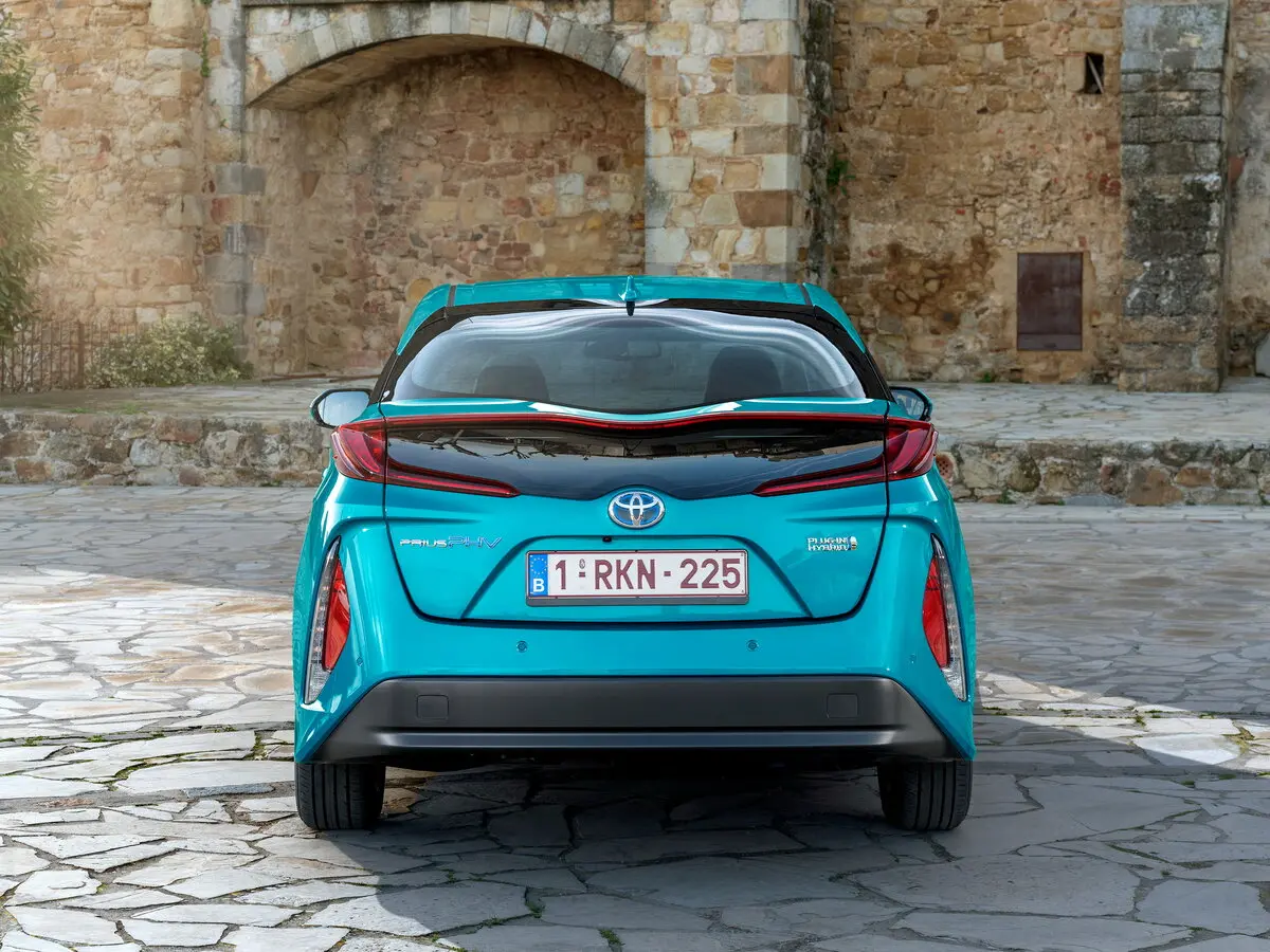 Toyota Prius IV (XW50) Лифтбек PHV ZVW52 — фото 4
