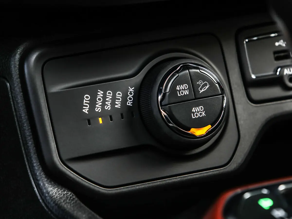 Jeep Renegade I Рестайлинг Внедорожник 5 дв. — сүрөт 12