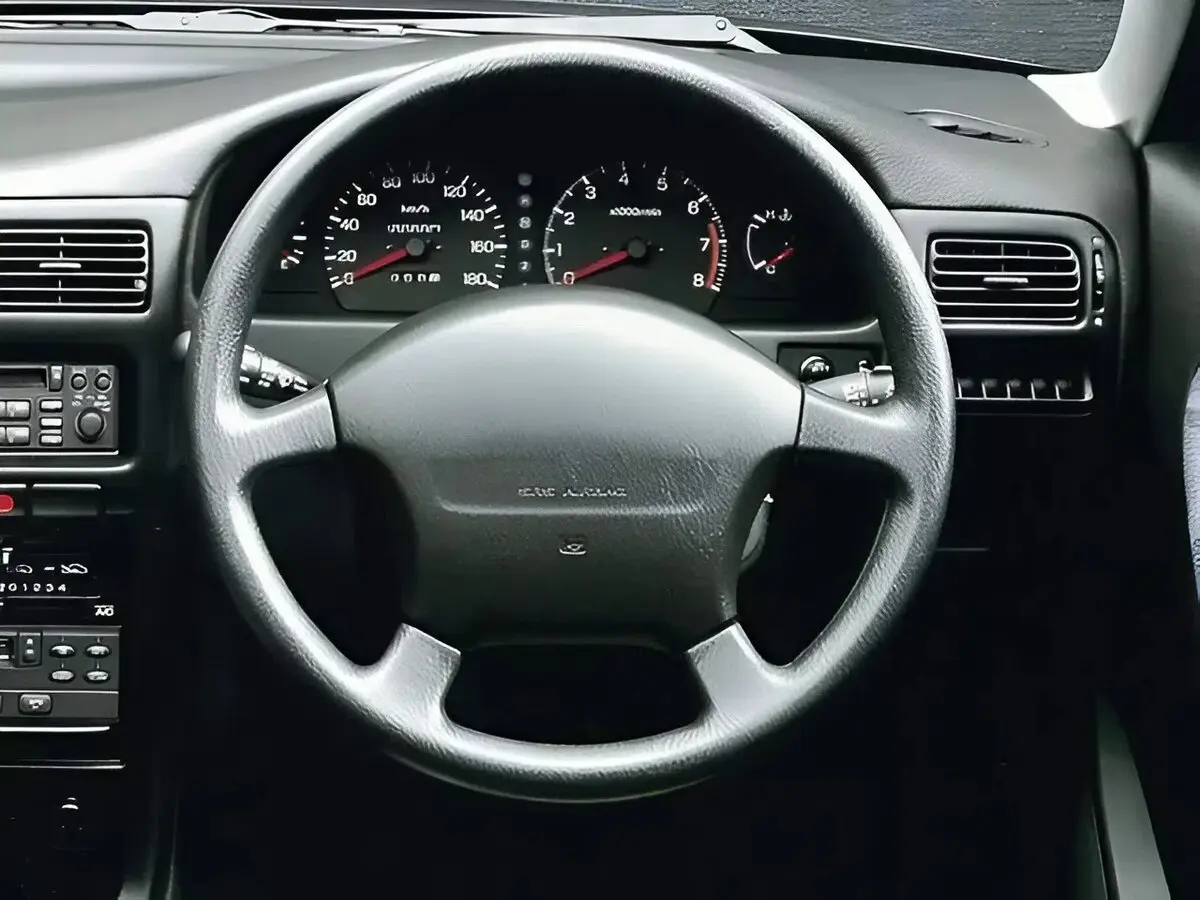Mazda Familia Y10 Универсал 5 дв. — 照片 4