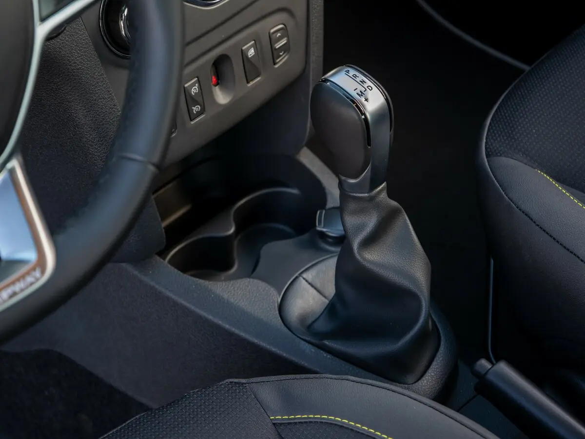 Renault Logan II Рестайлинг Седан Stepway — фото 21
