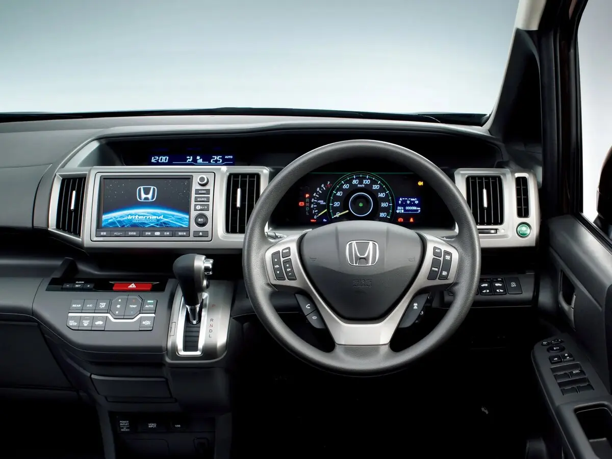 Honda Stepwgn IV Рестайлинг Минивэн — фото 3