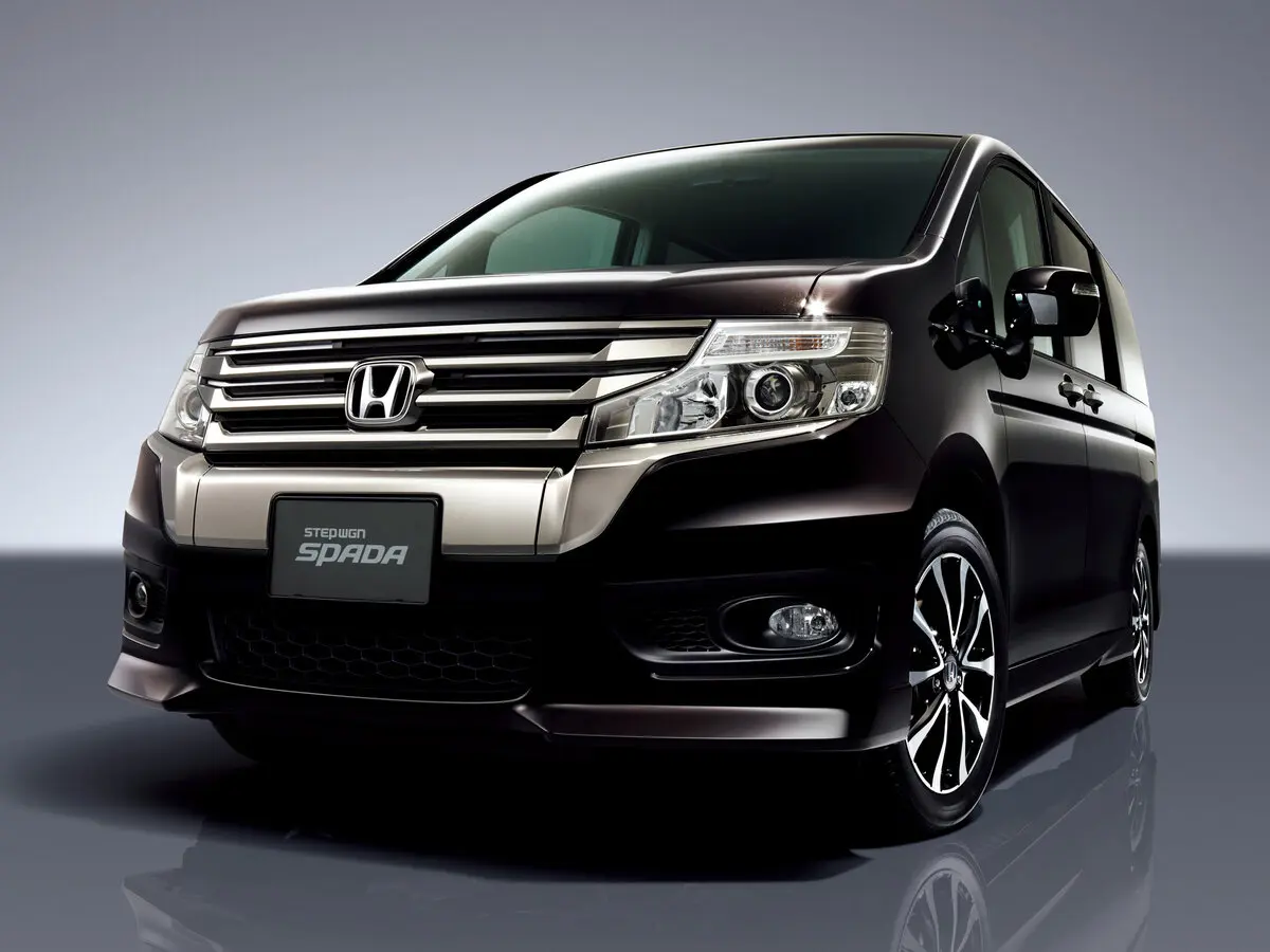 Honda Stepwgn IV Рестайлинг Минивэн Spada — фото 3