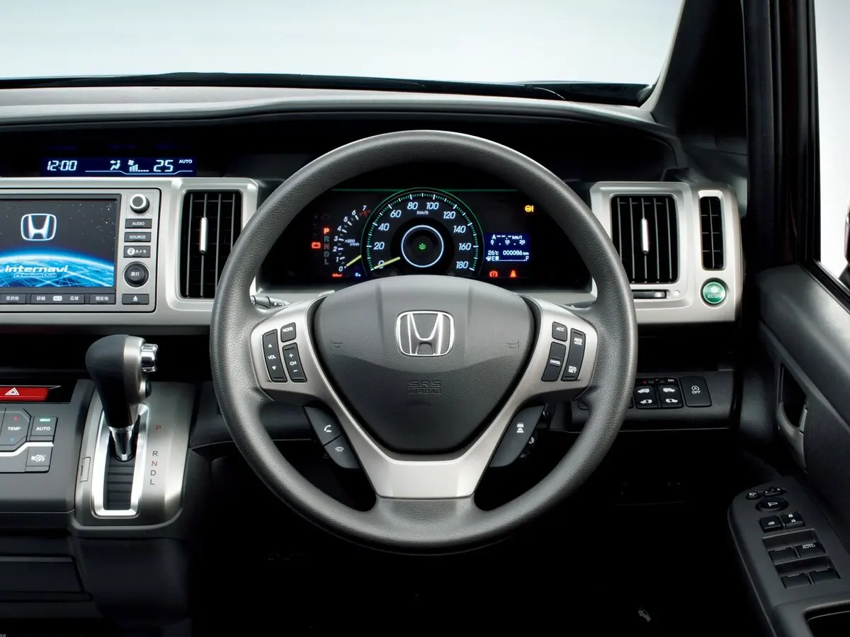 Honda Stepwgn IV Рестайлинг Минивэн Spada — фото 7