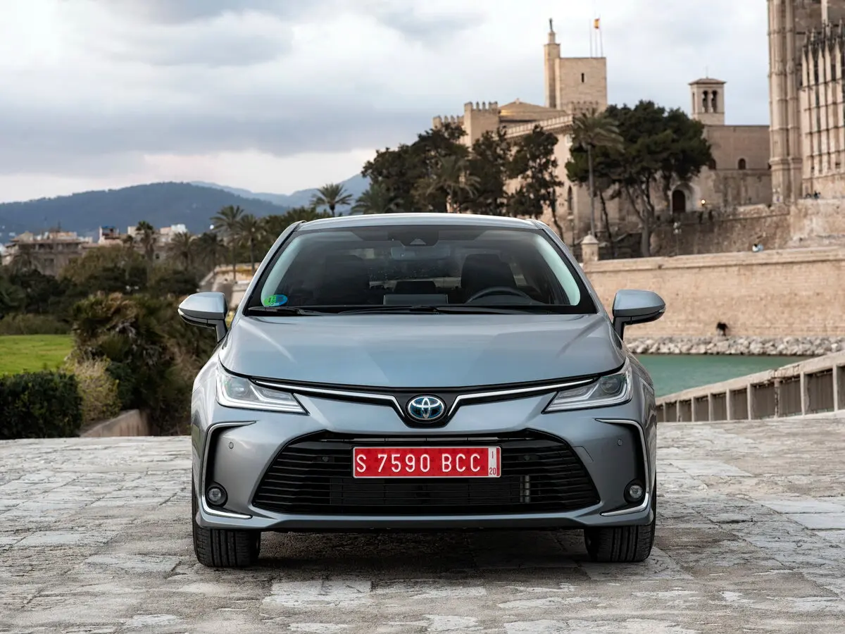 Toyota Corolla XII (E210) Седан — фото 3