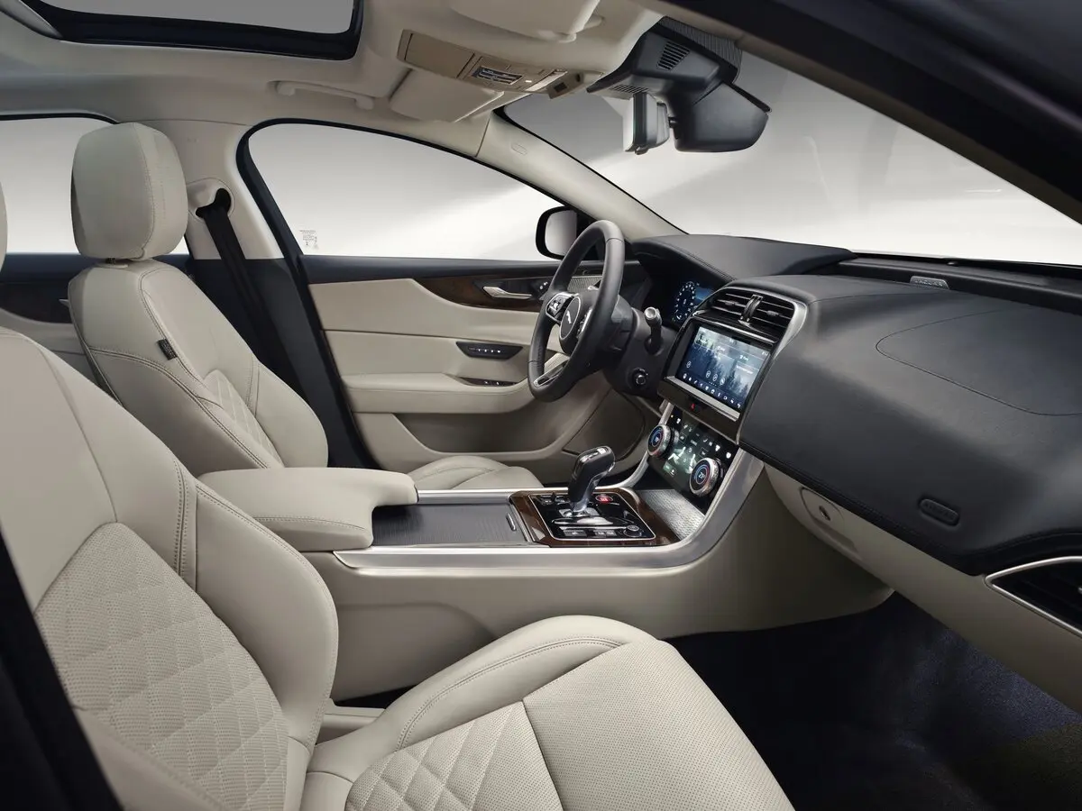 Jaguar XE I Рестайлинг Седан — сүрөт 7