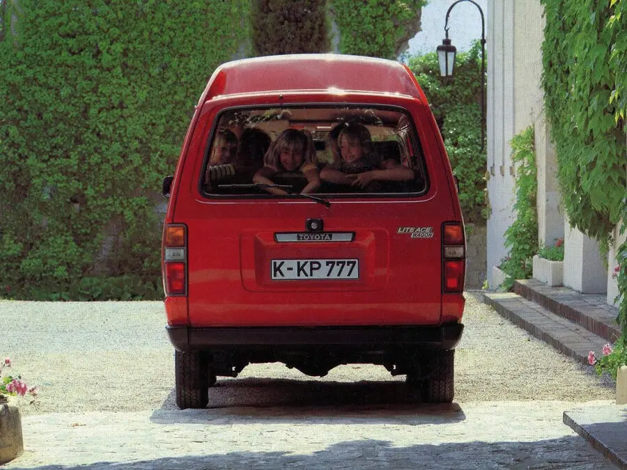 Toyota Lite Ace II Минивэн — фото 3