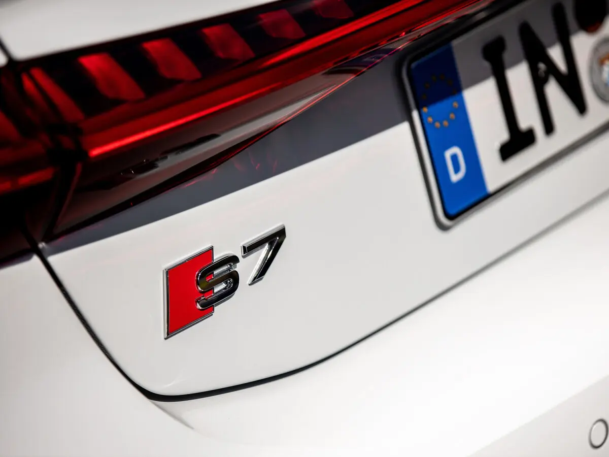 Audi S7 II (4K) Лифтбек Sportback — 照片 13