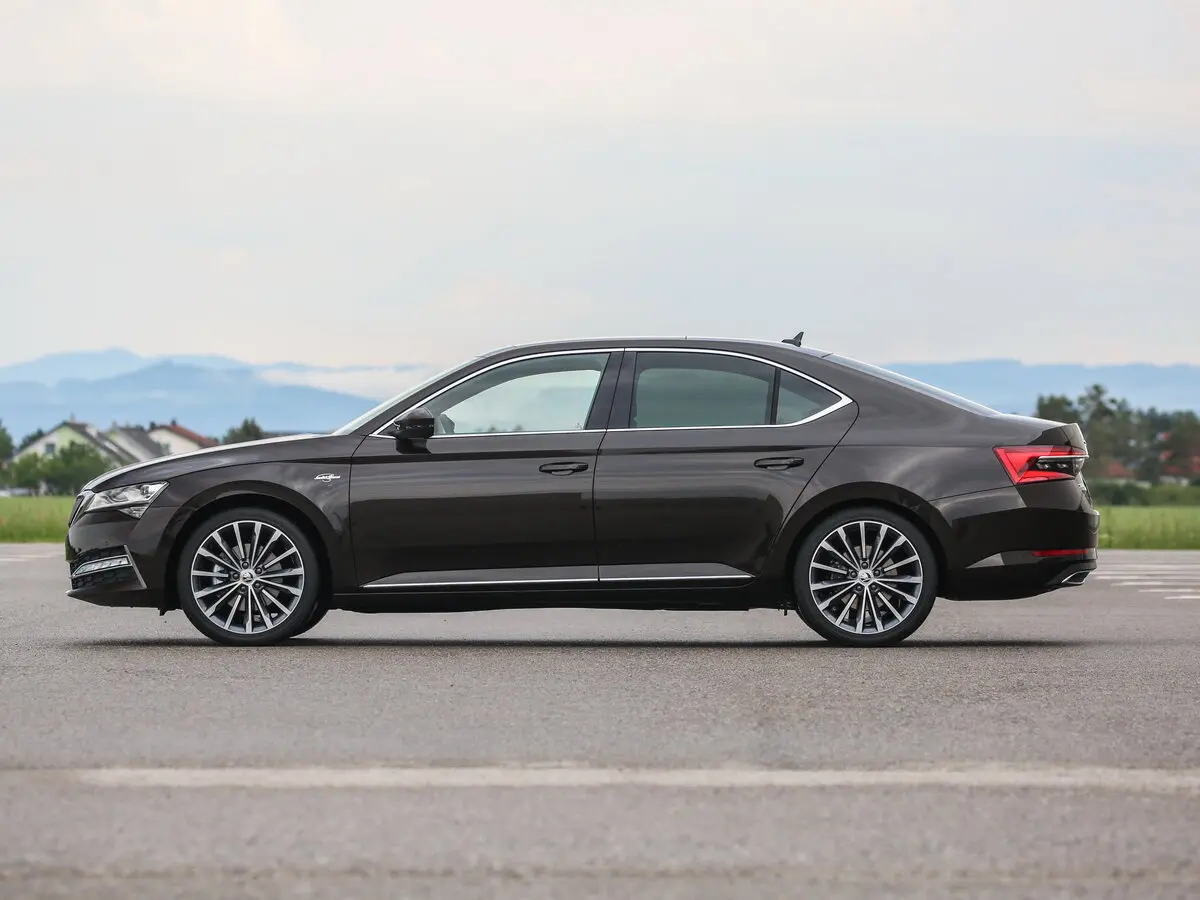 Skoda Superb III Рестайлинг Лифтбек — сүрөт 2