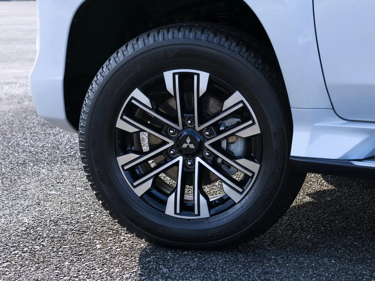 Mitsubishi Pajero Sport III Рестайлинг Внедорожник 5 дв. — фото 17