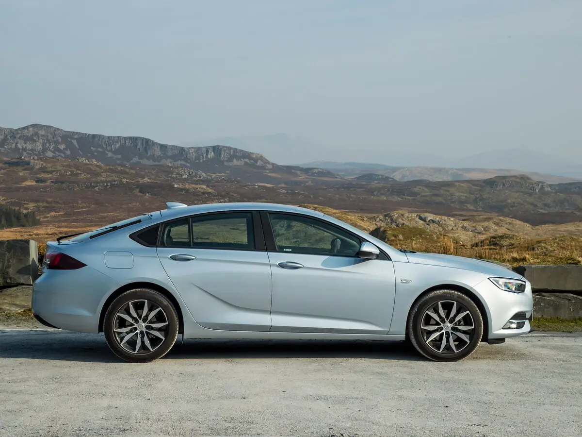 Vauxhall Insignia II Лифтбек — 照片 2