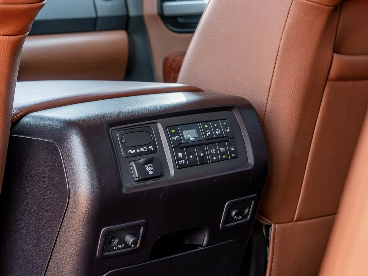 Toyota Sequoia II Рестайлинг Внедорожник 5 дв. — фото 16