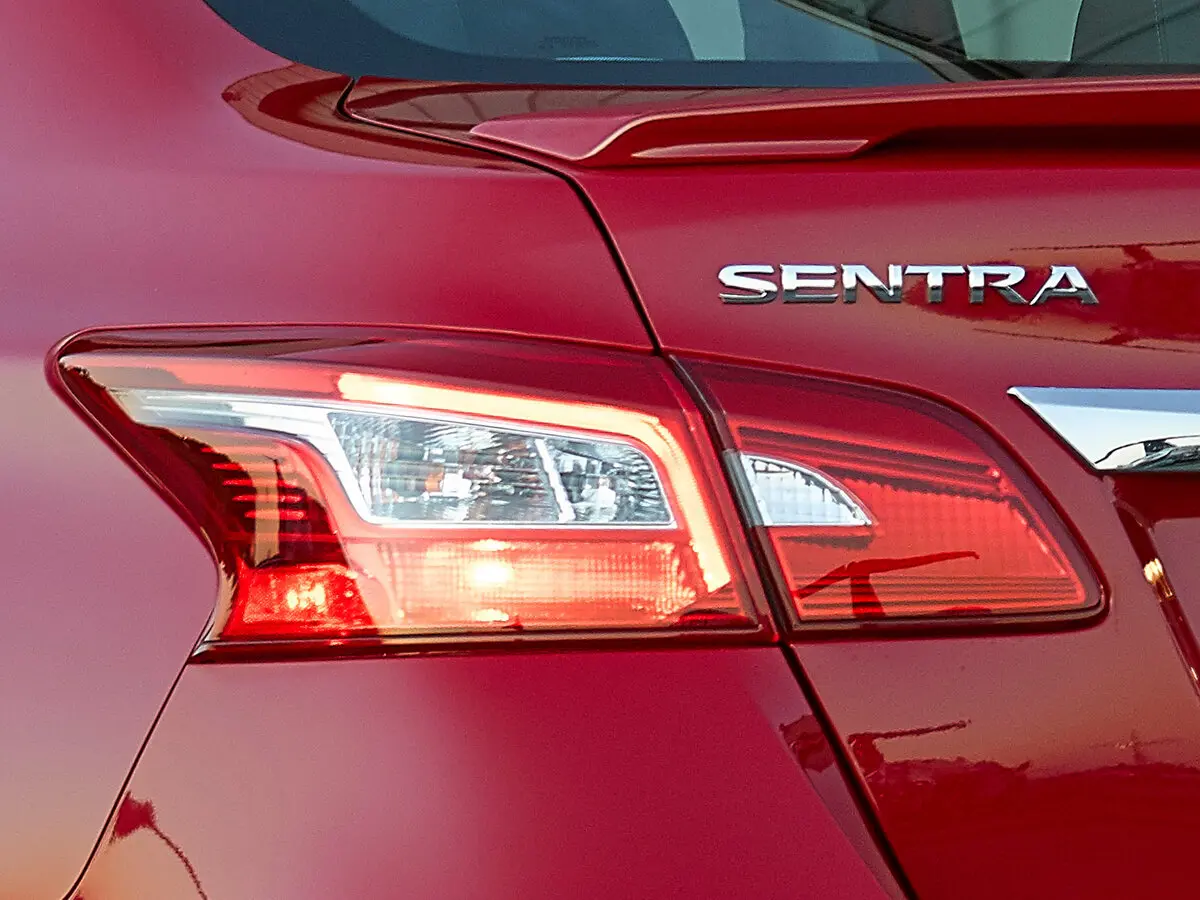 Nissan Sentra VII (B17) Рестайлинг Седан — сүрөт 14