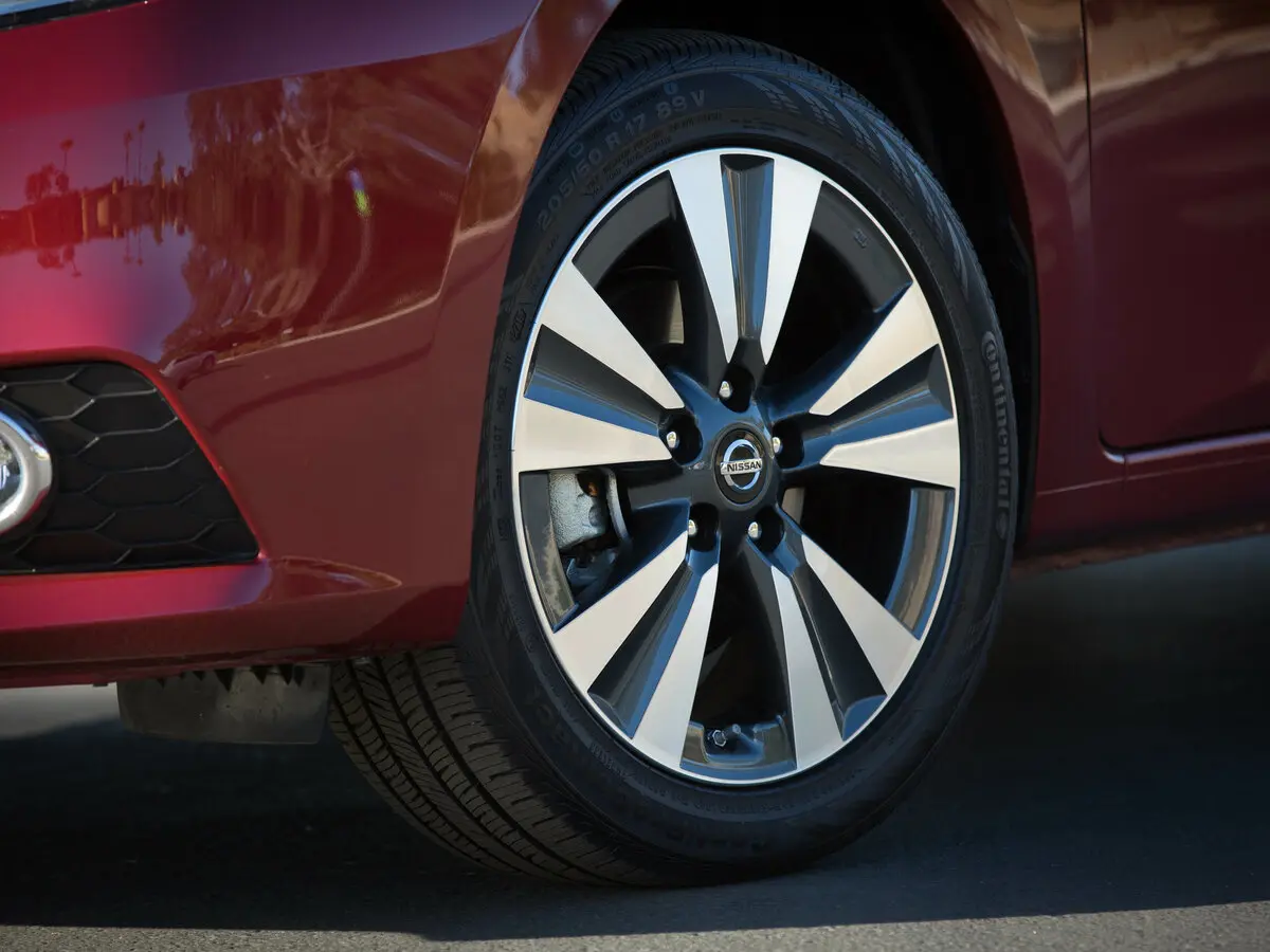 Nissan Sentra VII (B17) Рестайлинг Седан — сүрөт 17