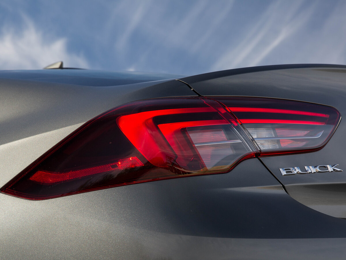 Buick Regal VI Лифтбек — фото 11
