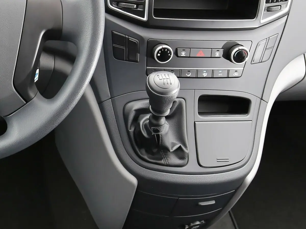 Hyundai H-1 II Рестайлинг Фургон — фото 11