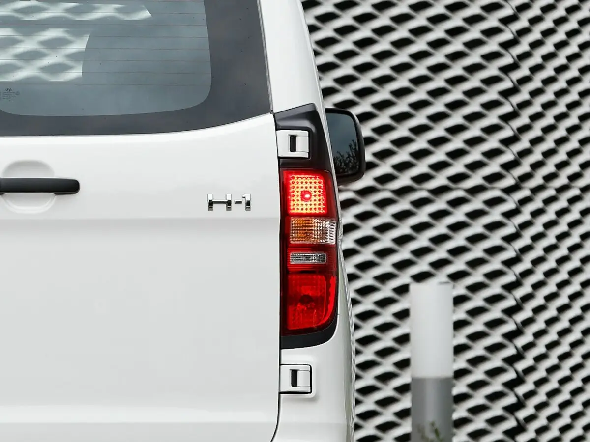 Hyundai H-1 II Рестайлинг Фургон — фото 15