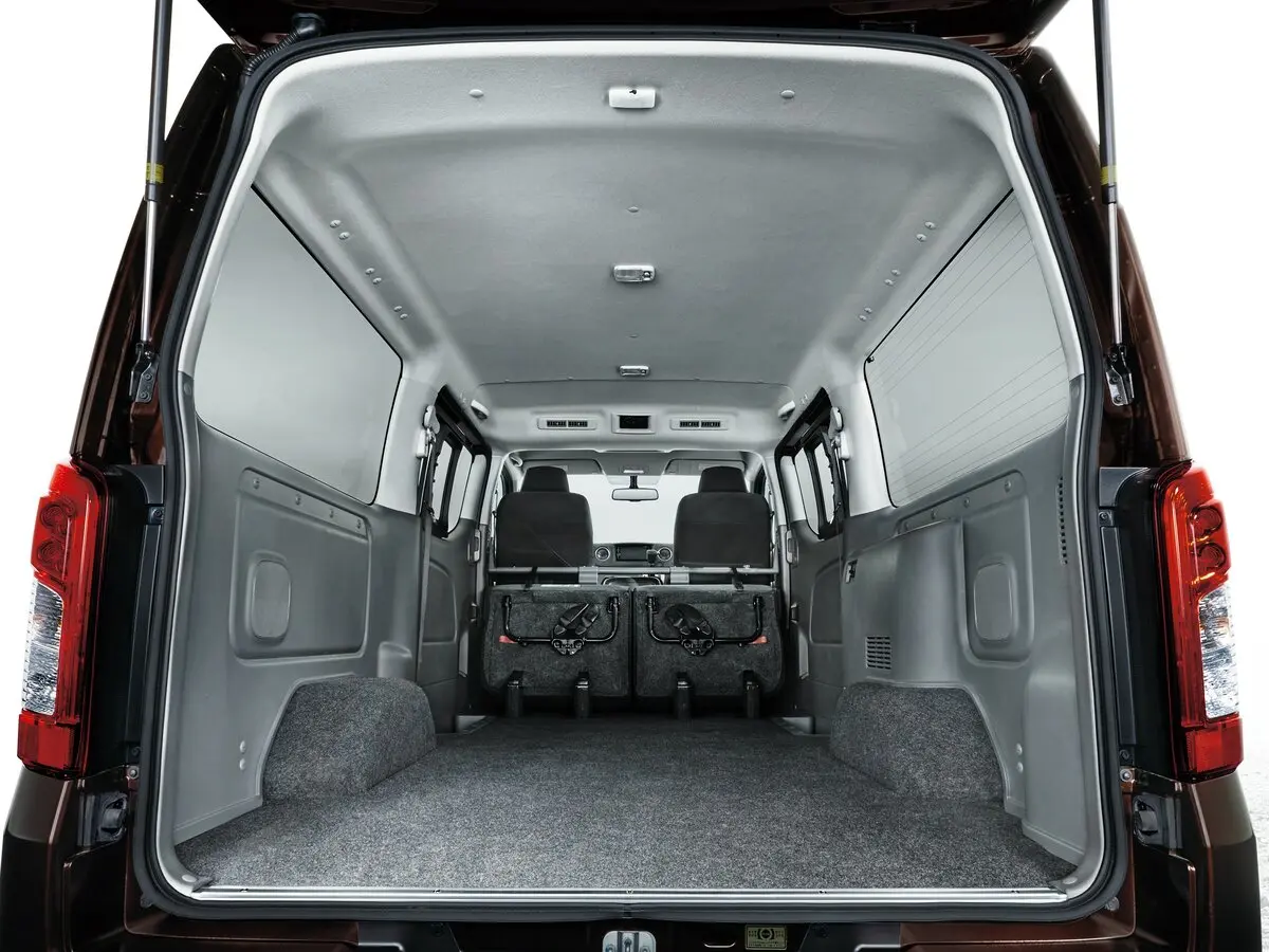 Nissan NV350 Caravan I Рестайлинг Минивэн — 照片 7