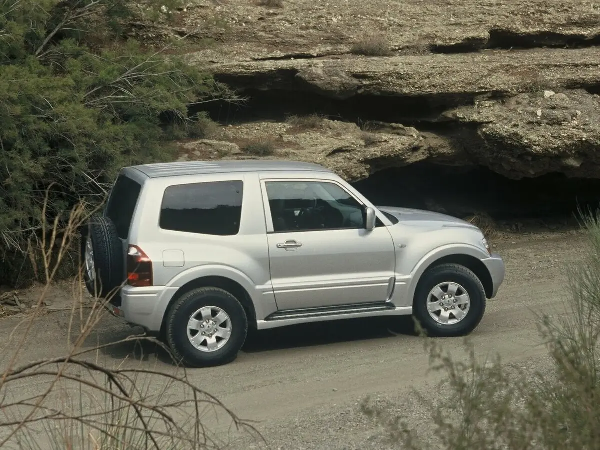 Mitsubishi Pajero III Рестайлинг Внедорожник 3 дв. — photo 2