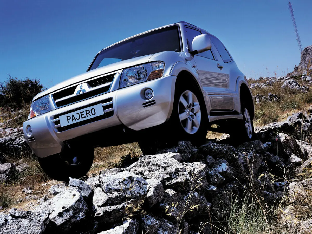 Mitsubishi Pajero III Рестайлинг Внедорожник 3 дв. — photo 3