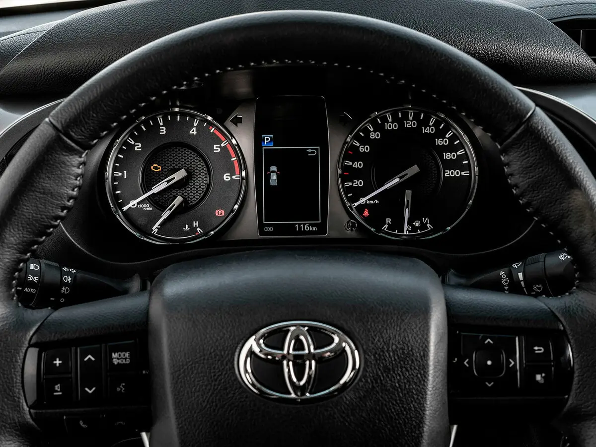 Toyota Hilux VIII Рестайлинг 2 Пикап Двойная кабина — сүрөт 8