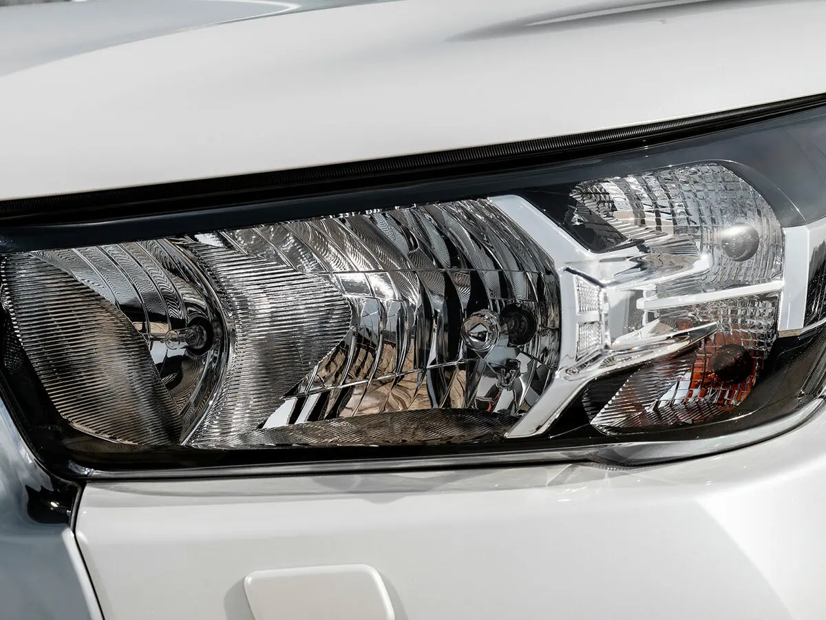 Toyota Hilux VIII Рестайлинг 2 Пикап Двойная кабина — сүрөт 12