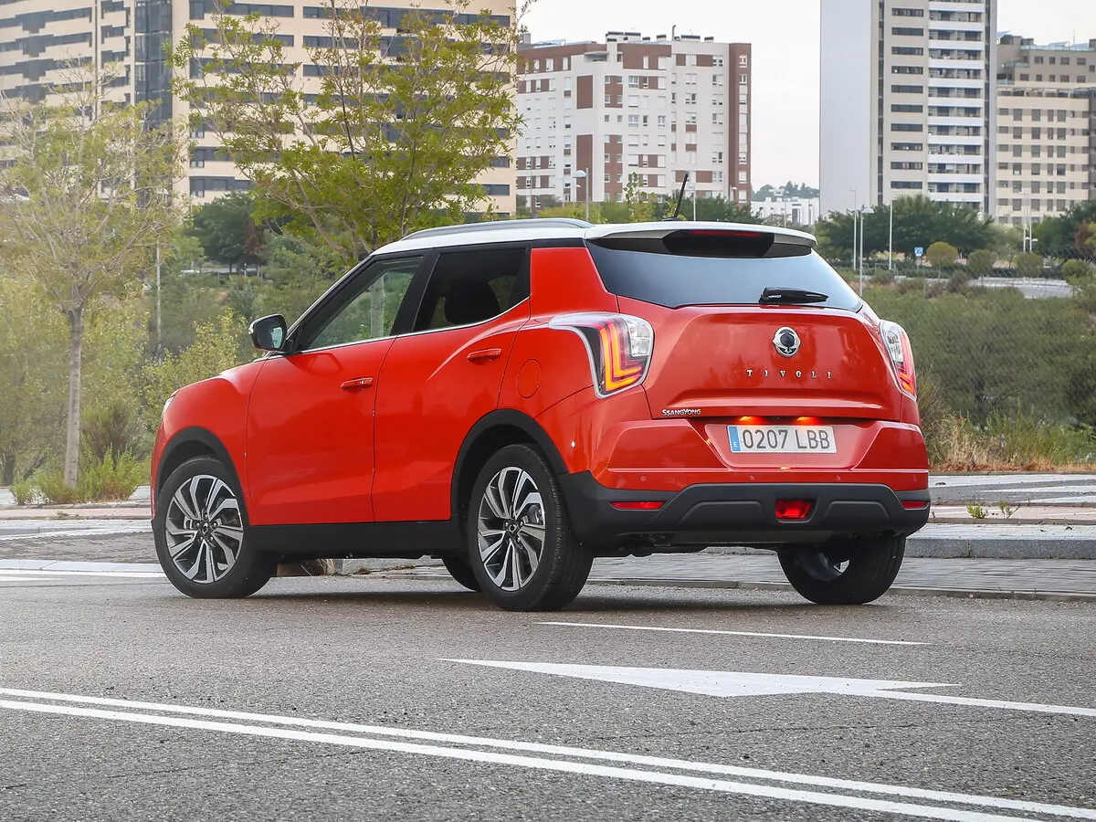 SsangYong Tivoli I Рестайлинг Внедорожник 5 дв. — фото 5