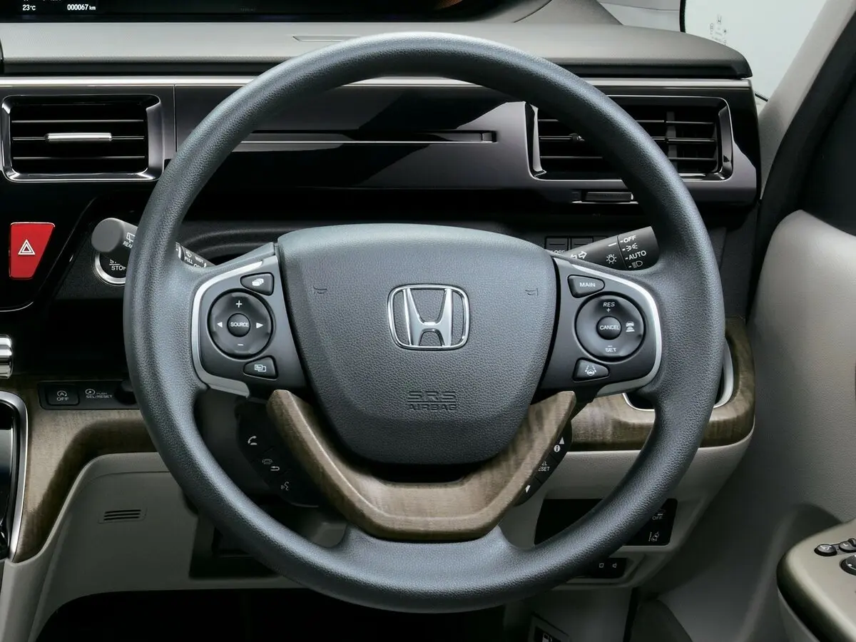 Honda Stepwgn V Рестайлинг Минивэн — фото 6