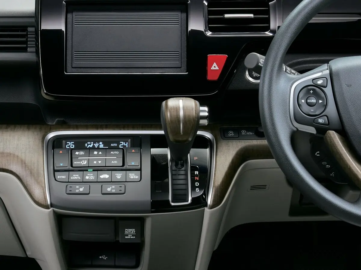 Honda Stepwgn V Рестайлинг Минивэн — фото 8