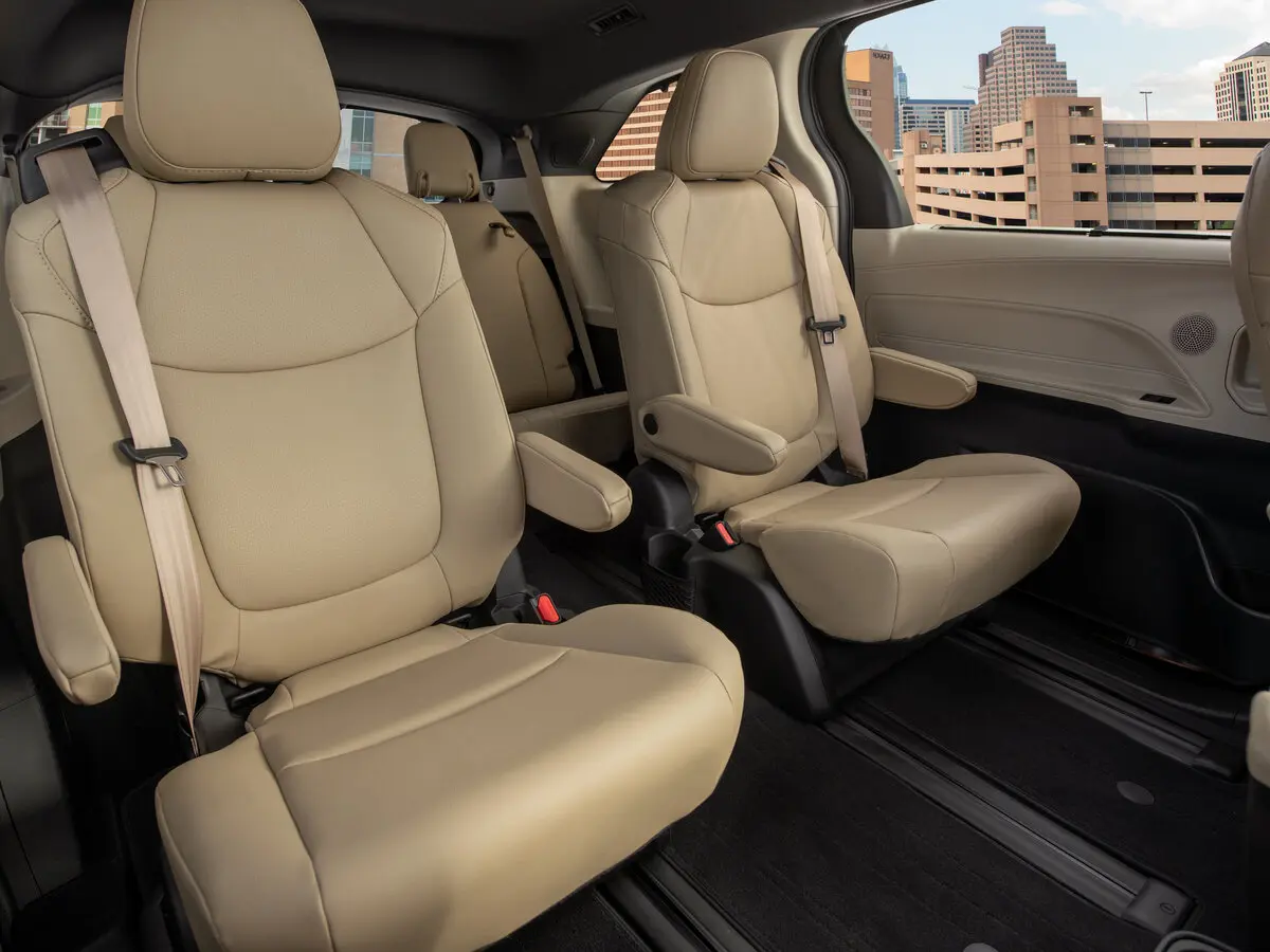 Toyota Sienna IV Минивэн — фото 11