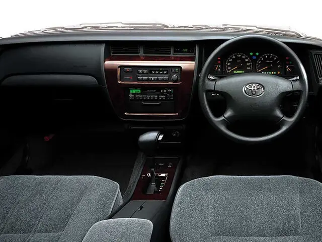 Toyota Crown XS10 Седан — сүрөт 4