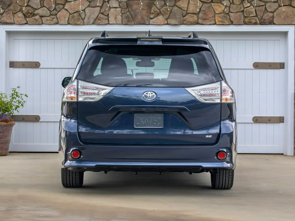Toyota Sienna III Рестайлинг 2 Минивэн — фото 4
