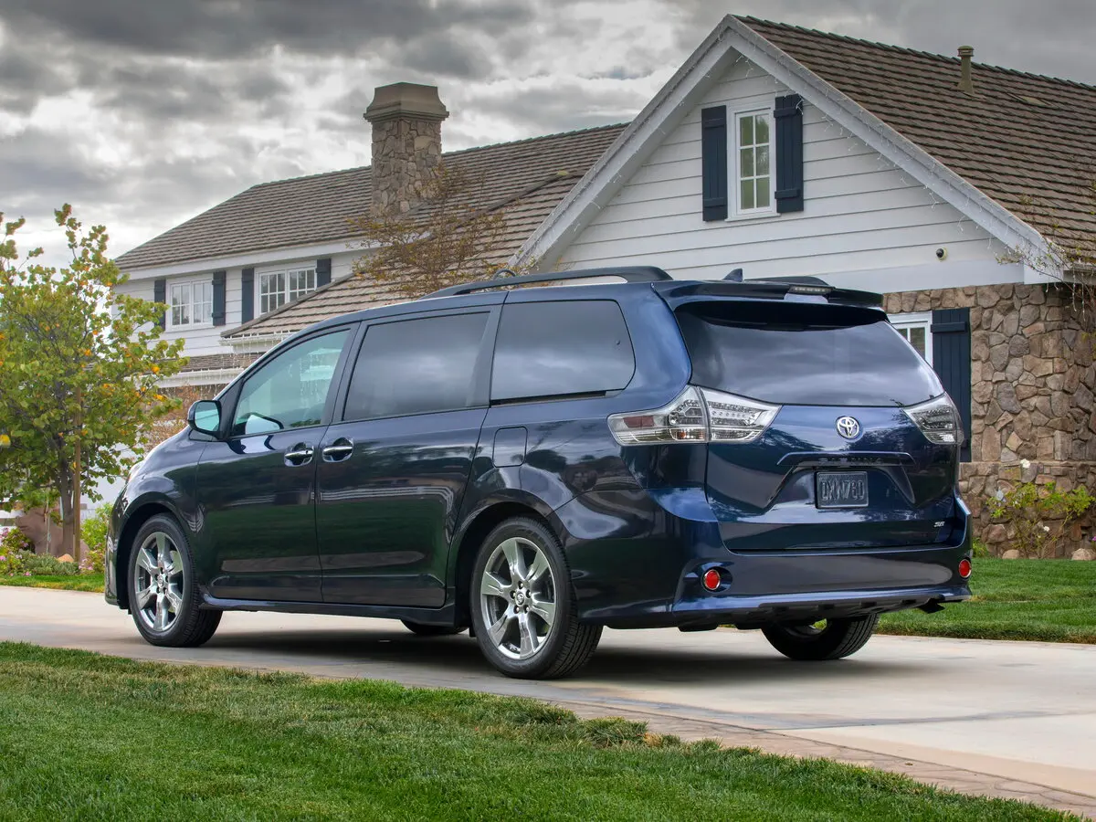 Toyota Sienna III Рестайлинг 2 Минивэн — фото 5