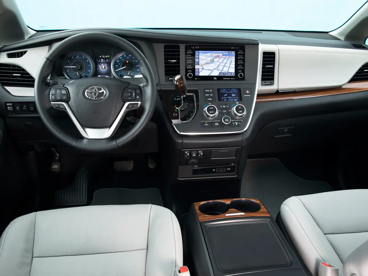 Toyota Sienna III Рестайлинг 2 Минивэн — фото 6
