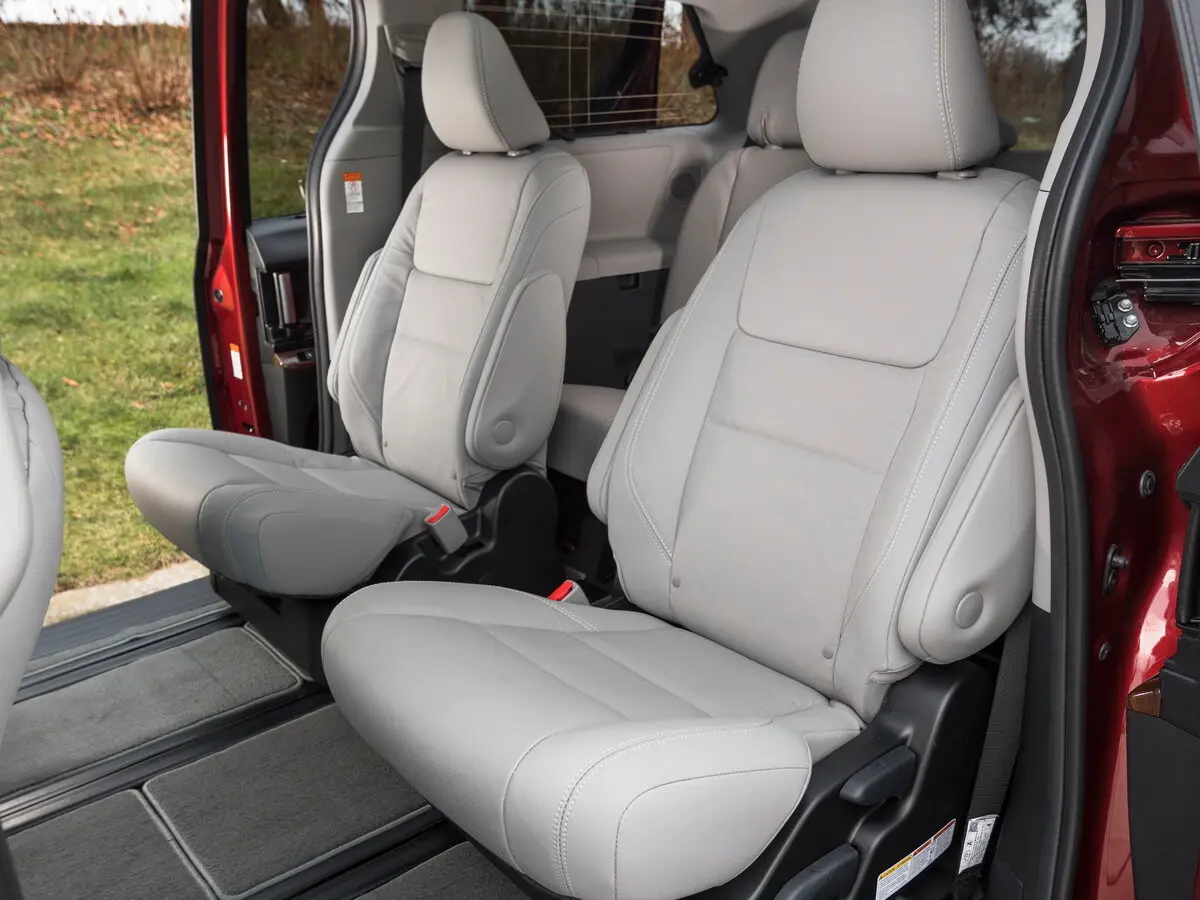 Toyota Sienna III Рестайлинг 2 Минивэн — фото 10