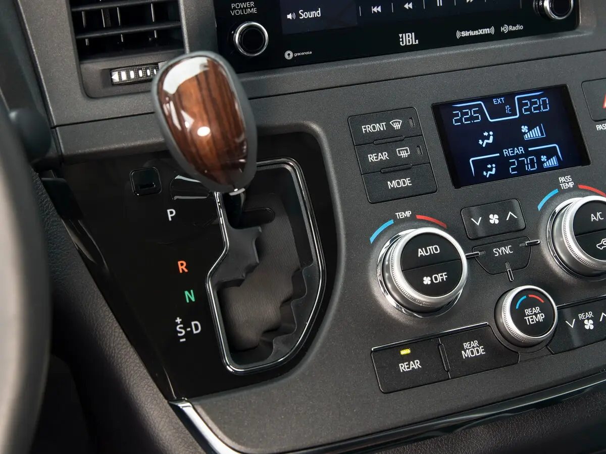 Toyota Sienna III Рестайлинг 2 Минивэн — фото 11