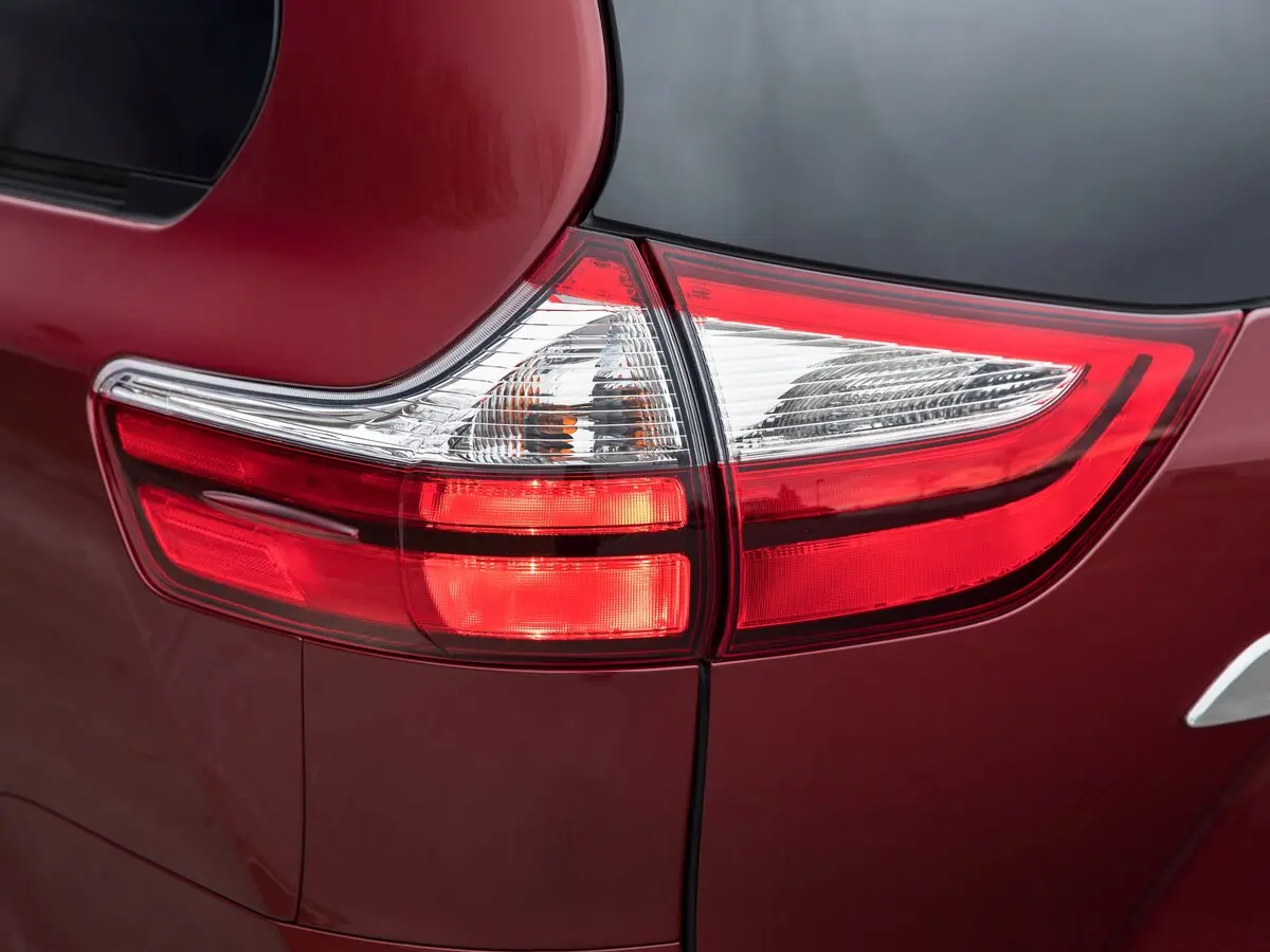 Toyota Sienna III Рестайлинг 2 Минивэн — фото 14