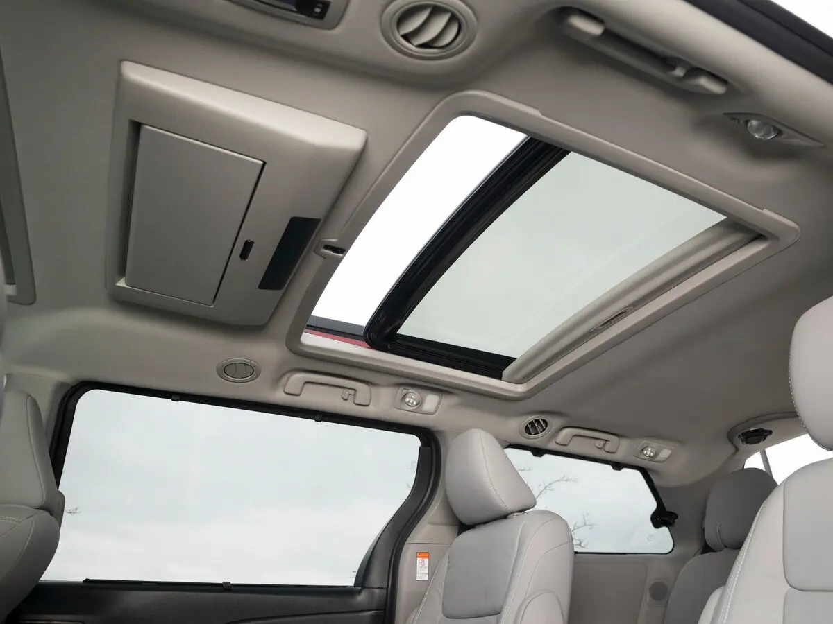 Toyota Sienna III Рестайлинг 2 Минивэн — фото 15